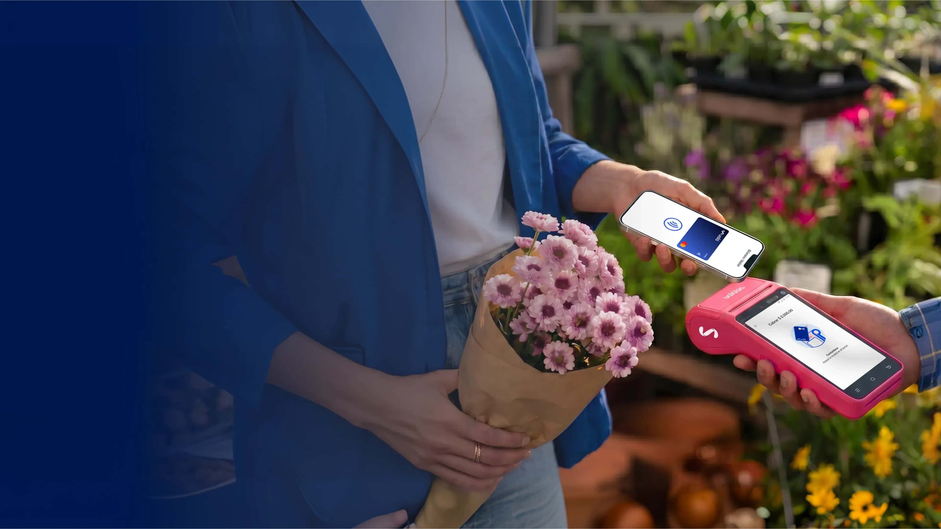 mujer comprando unas flores